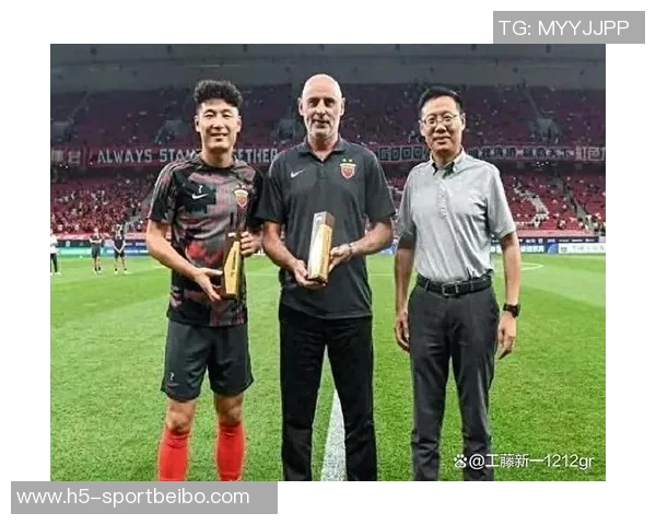 海港新闻官分享球队全家福穆斯卡特居中六名外援齐聚一堂